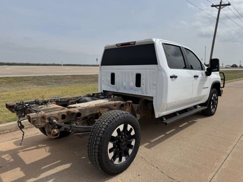 Used 2020 Chevrolet Silverado 2500 Custom w/ Custom Value Package image 3