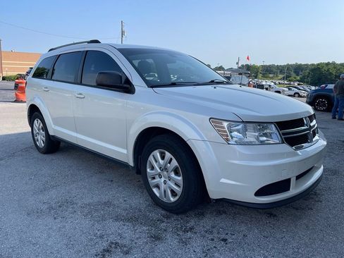 Used 2018 Dodge Journey SE w/ Connectivity Group FWD image 2