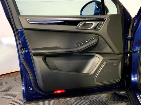 Certified 2025 Porsche Macan image 25