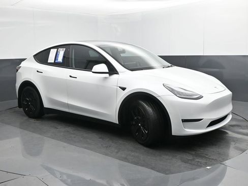 Used 2022 Tesla Model Y Long Range image 7