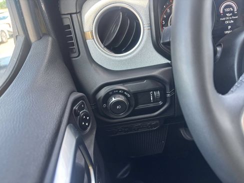 Used 2025 Jeep Wrangler Unlimited Sahara AWD/4WD image 34