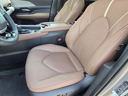 Used 2025 Toyota Grand Highlander AWD image 15