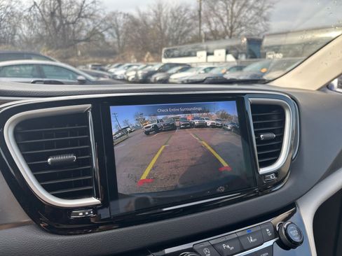 Used 2024 Chrysler Pacifica Touring-L image 22