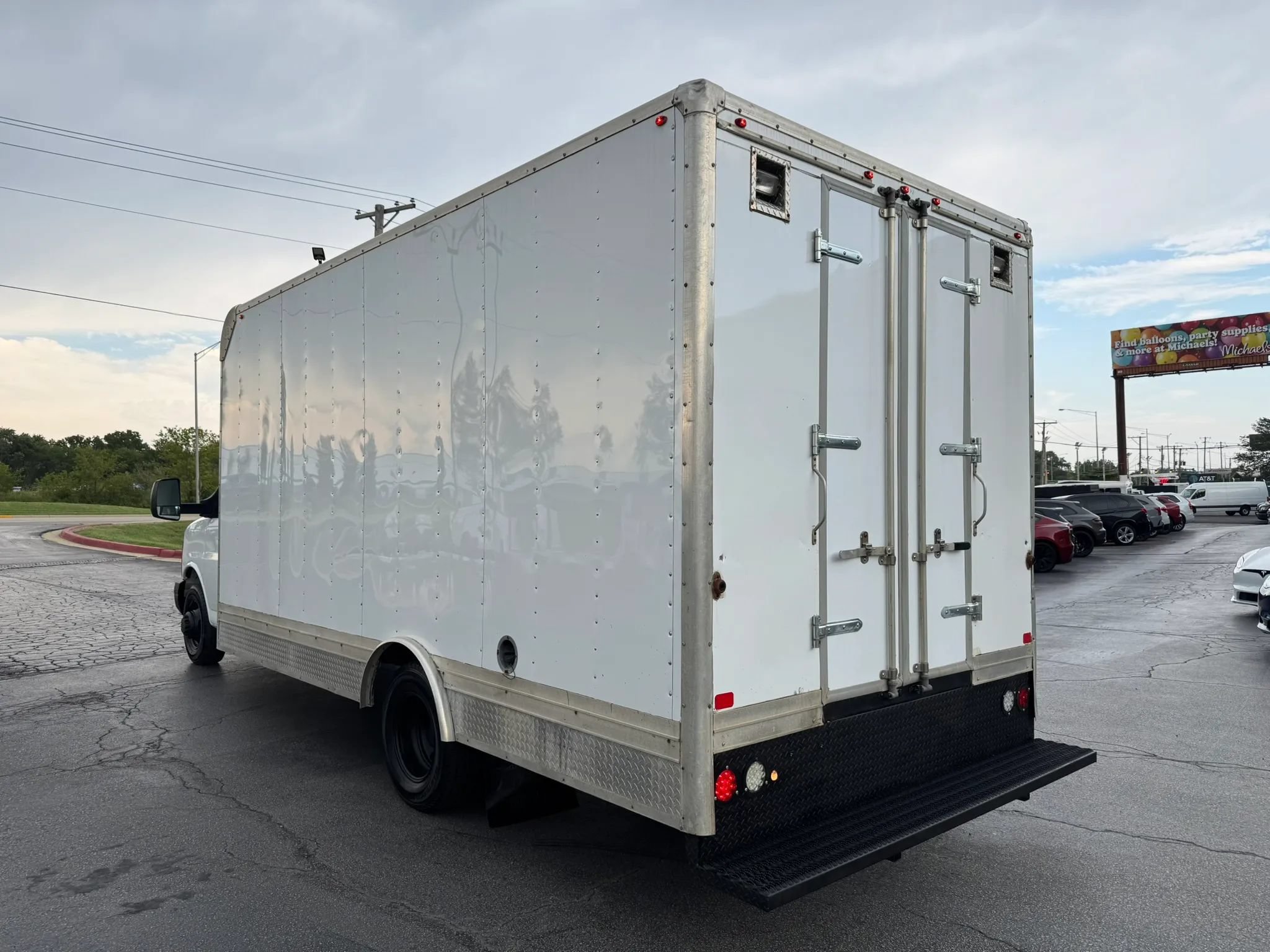 Used 2016 Chevrolet Express 4500 RWD image 6