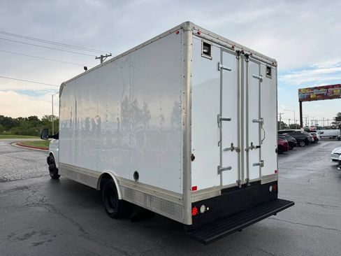 Used 2016 Chevrolet Express 4500 RWD image 6