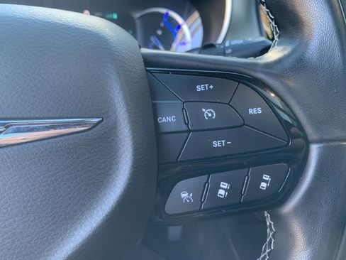 Used 2022 Chrysler Pacifica Limited w/ Uconnect Theater Family Group image 17