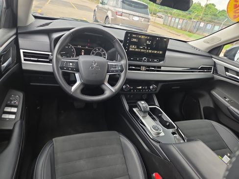 Used 2025 Mitsubishi Outlander SE AWD/4WD image 8