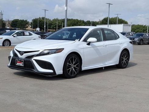 Used 2024 Toyota Camry SE FWD image 11