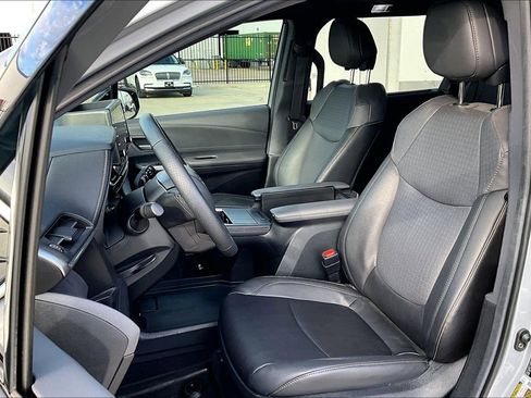 Used 2024 Toyota Sienna Platinum image 33