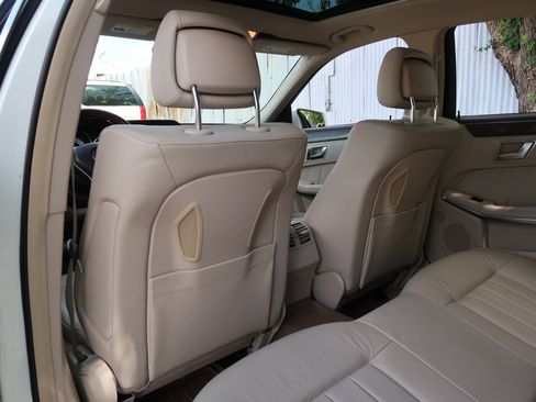 Used 2014 Mercedes-Benz E 550 4MATIC Sedan image 38