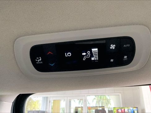 Used 2023 Chrysler Pacifica Touring-L FWD image 16