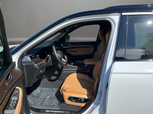 New 2025 Jeep Grand Cherokee Summit image 10