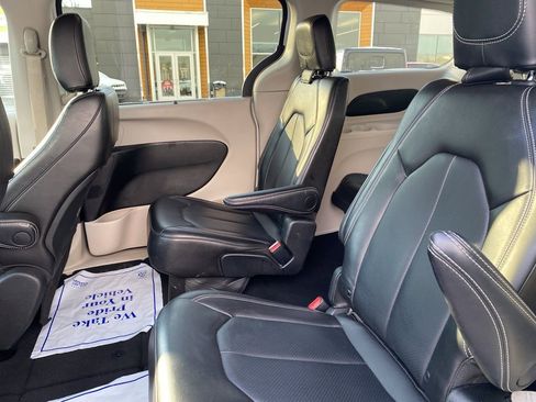 Used 2024 Chrysler Pacifica Touring-L FWD image 20