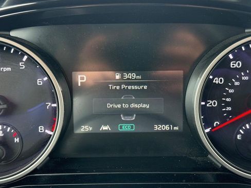 Used 2024 Kia Carnival EX image 22