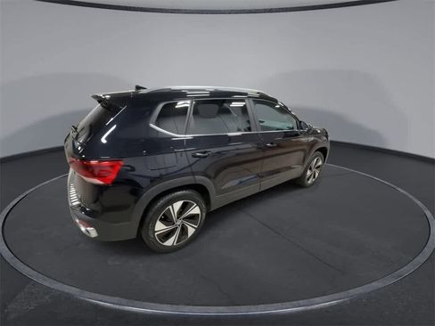 Used 2023 Volkswagen Taos SE w/ Panoramic Sunroof Package image 8