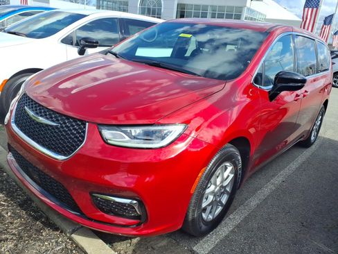 New 2026 Chrysler Pacifica Select image 4