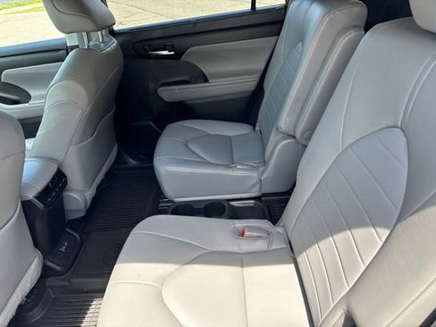Used 2023 Toyota Highlander XLE AWD/4WD image 12