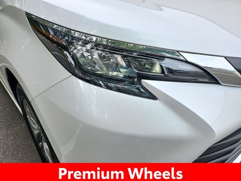 Used 2025 Toyota Sienna XLE FWD image 13