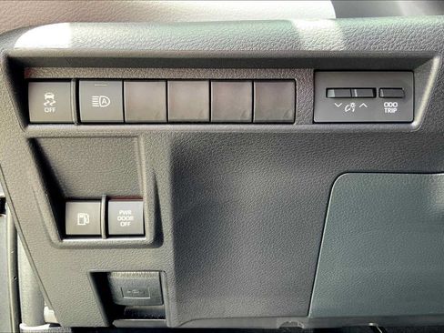 Used 2025 Toyota Sienna XLE FWD image 32