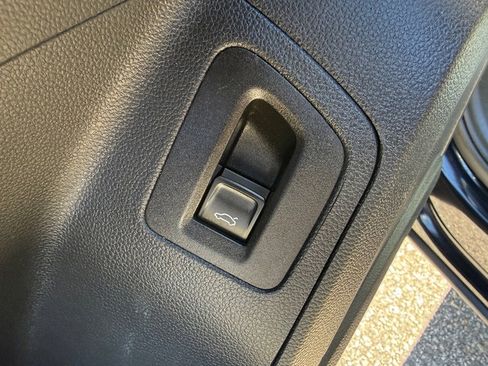 Used 2022 Volkswagen Atlas Cross Sport SE w/ Panoramic Sunroof Package image 14