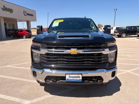 Used 2024 Chevrolet Silverado 2500 LT AWD/4WD image 2