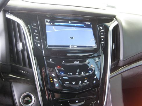 Used 2018 Cadillac Escalade Platinum RWD image 22