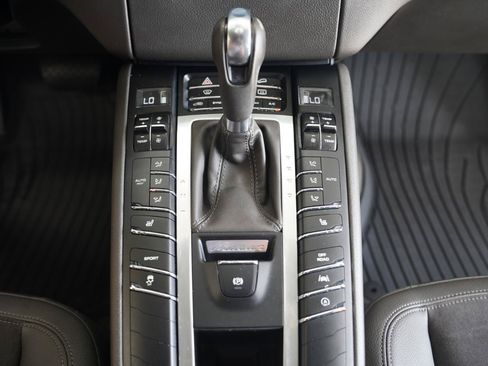 Used 2018 Porsche Macan AWD/4WD image 22