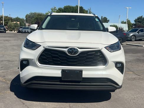 Used 2020 Toyota Highlander XLE AWD/4WD image 2