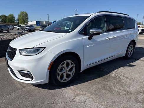 Used 2023 Chrysler Pacifica Limited FWD image 2