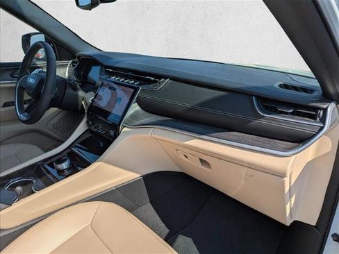 Used 2024 Jeep Grand Cherokee L Limited RWD image 28