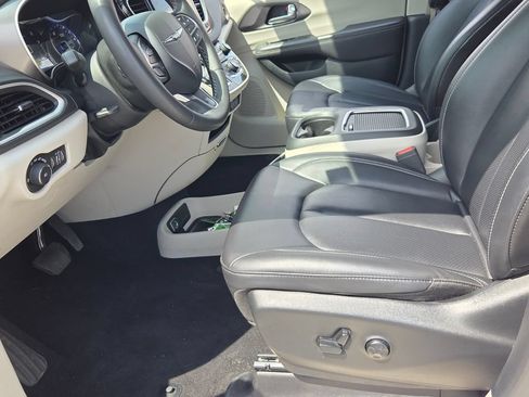 Used 2024 Chrysler Pacifica Touring-L FWD image 4