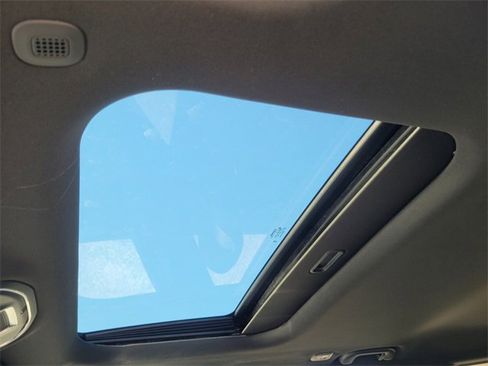 Used 2025 Jeep Grand Cherokee Altitude image 19