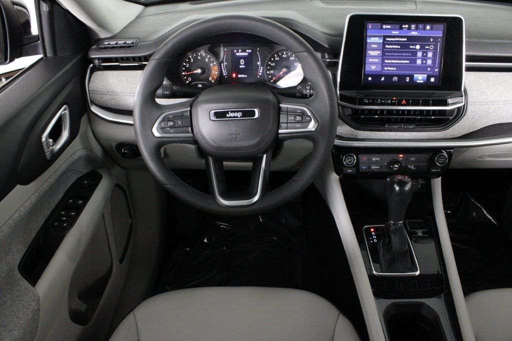 Used 2022 Jeep Compass Latitude FWD image 6