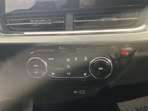 Used 2025 Chevrolet Trax LT w/ LT Convenience Package image 20