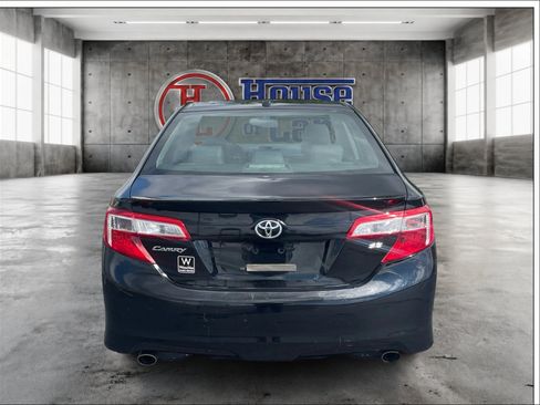 Used 2014 Toyota Camry SE w/ Leather Package FWD image 6