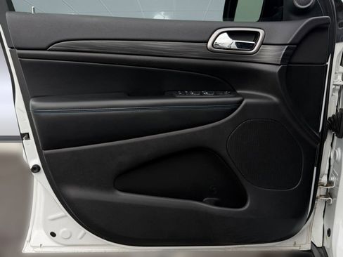 Used 2019 Jeep Grand Cherokee Laredo image 11