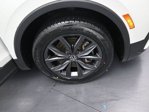 Used 2023 Volkswagen Tiguan SE w/ Panoramic Sunroof Package image 39