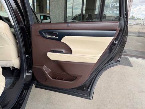 Used 2022 Toyota Highlander XLE FWD image 36