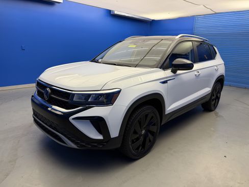 Certified 2024 Volkswagen Taos SE AWD/4WD image 4