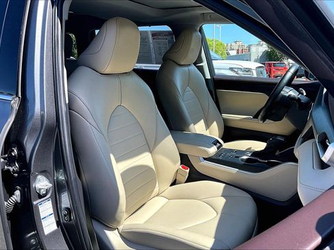 Used 2022 Toyota Highlander XLE image 7