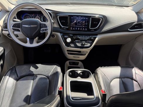 Used 2019 Chrysler Pacifica Limited w/ Advanced Safetytec Group FWD image 16