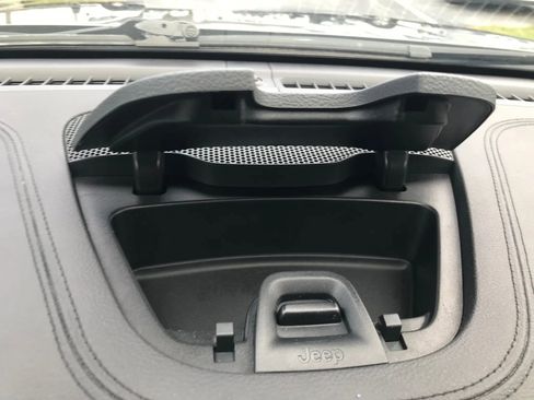 Used 2019 Jeep Cherokee Limited w/ Technology Group image 23