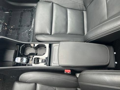 Certified 2025 Volvo XC40 B5 Plus AWD/4WD image 27