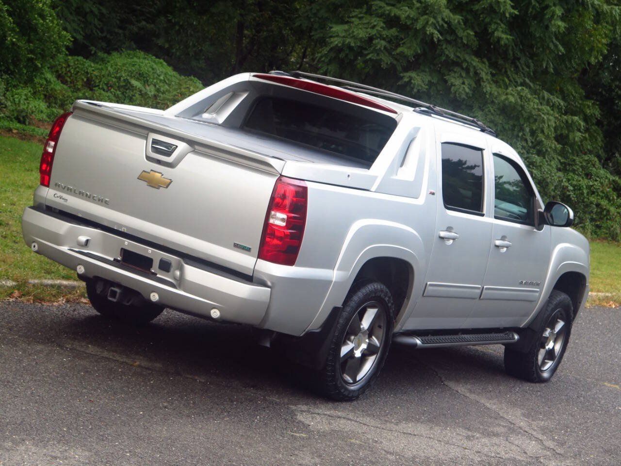 Used 2011 Chevrolet Avalanche LT w/ Luxury Package AWD/4WD image 31