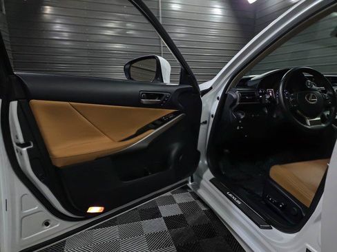 Used 2018 Lexus IS 300 w/ Comfort Package RWD image 33
