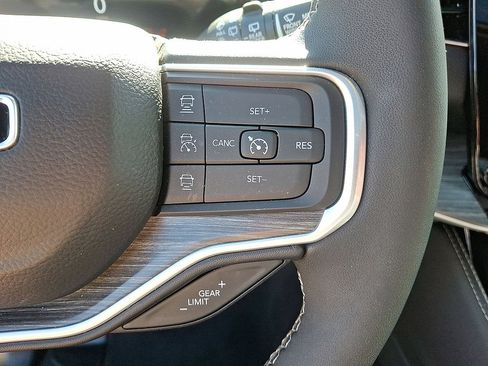 Certified 2024 Jeep Wagoneer Series III w/ Premium Group I AWD/4WD image 18