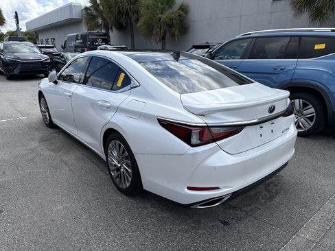 Certified 2022 Lexus ES 350 Ultra Luxury w/ Accessory Package FWD image 3