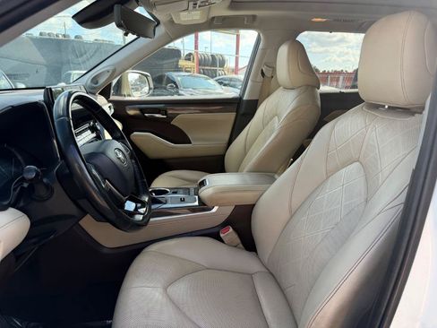 Used 2020 Toyota Highlander Platinum FWD image 11