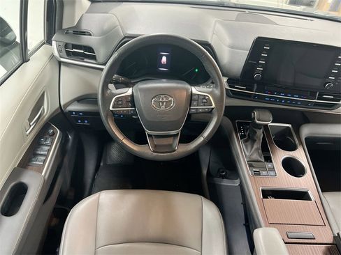 Used 2024 Toyota Sienna XLE image 20