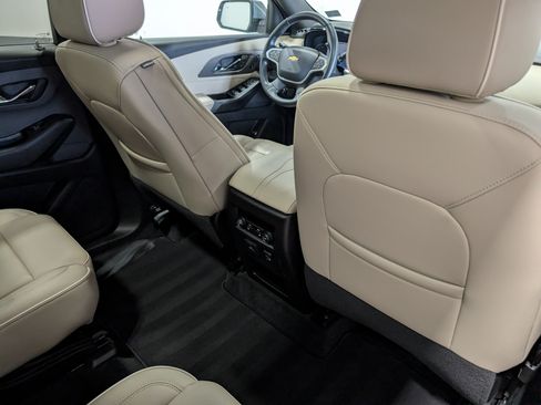 Used 2023 Chevrolet Traverse Premier FWD image 17